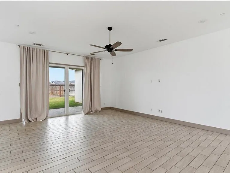 434 E Tyler Ct — Photo 7