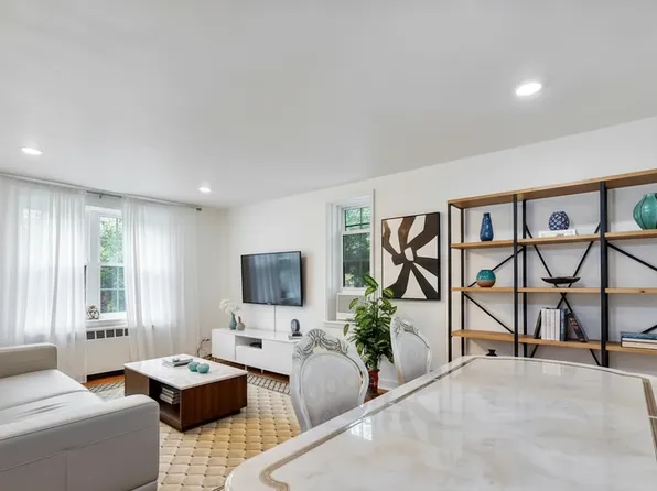 140-18 Burden Crescent image 1 of 5