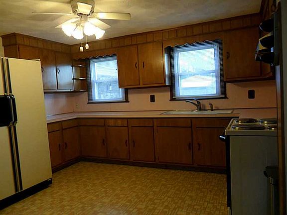 4th image of 4 Rowena Dr