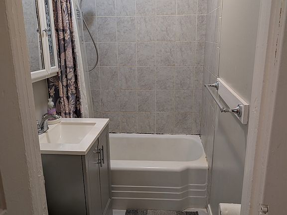 4th image of 2114 N Winchester Ave APT 1R