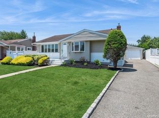 37 Vassar Ln, Hicksville, NY 11801