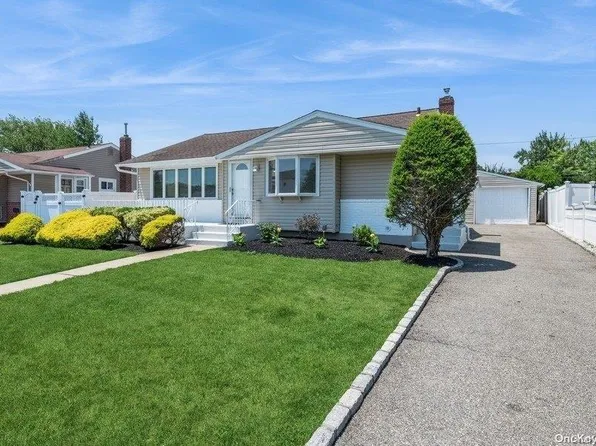 37 Vassar Lane, Hicksville, NY 11801