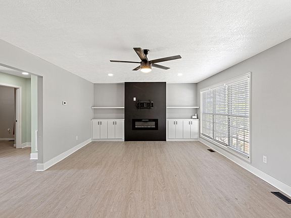 4th image of 225 Hedgewood Ln