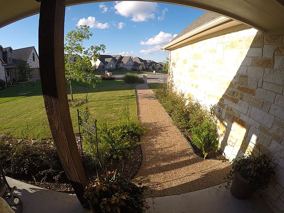 Front Yard / Street View 