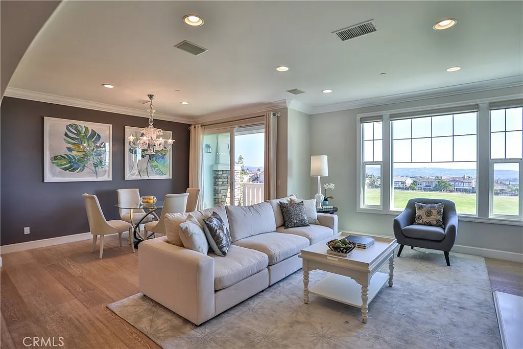3 bed, 3.5 bath, 2453 sqft, $4,750 — Photo 3