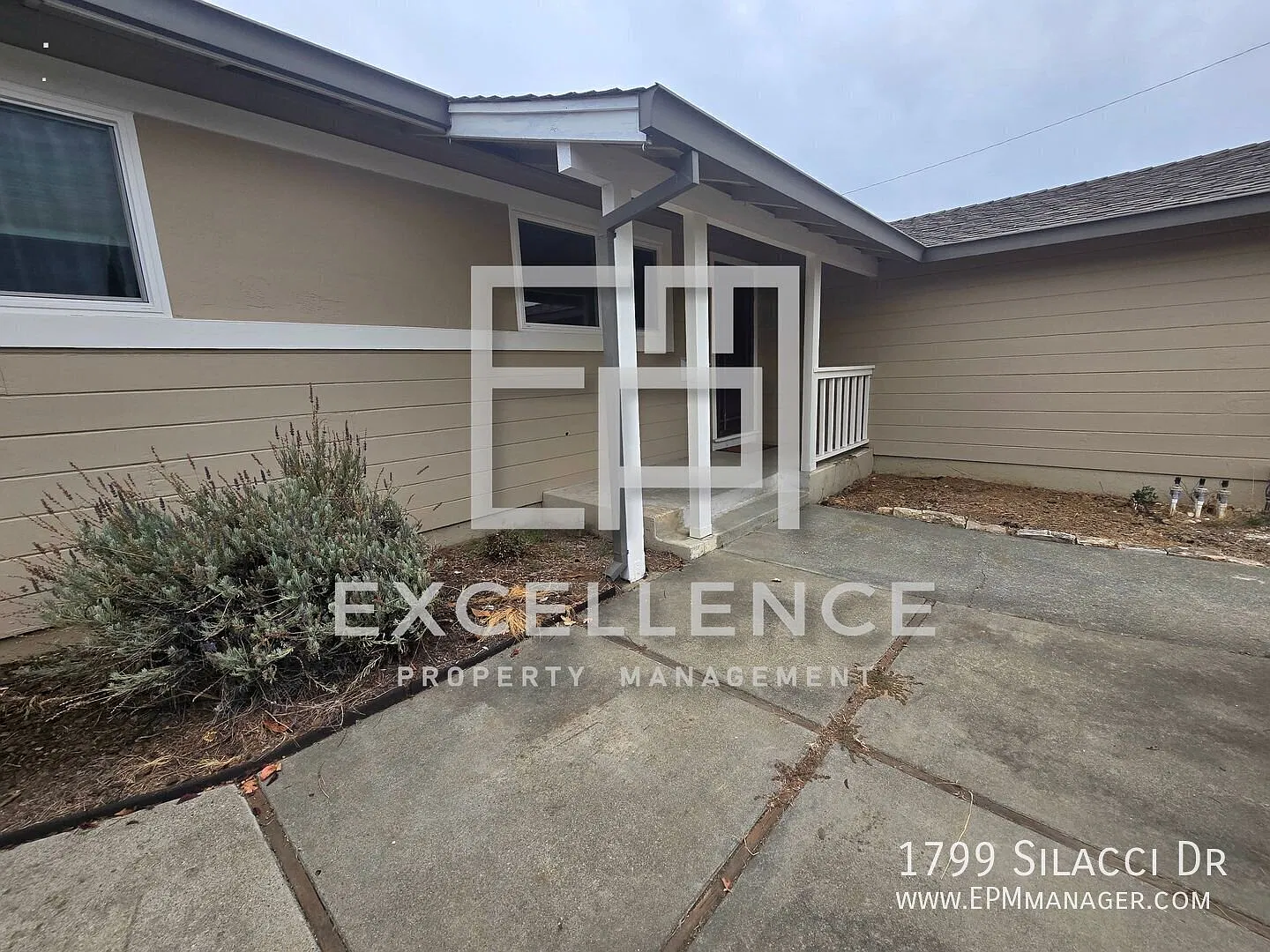 4/2 House with Large Yard, AC, New Flooring, Walk to Schools! — Photo 2