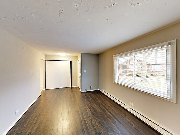 3rd image of 1S205 Stratford Ln
