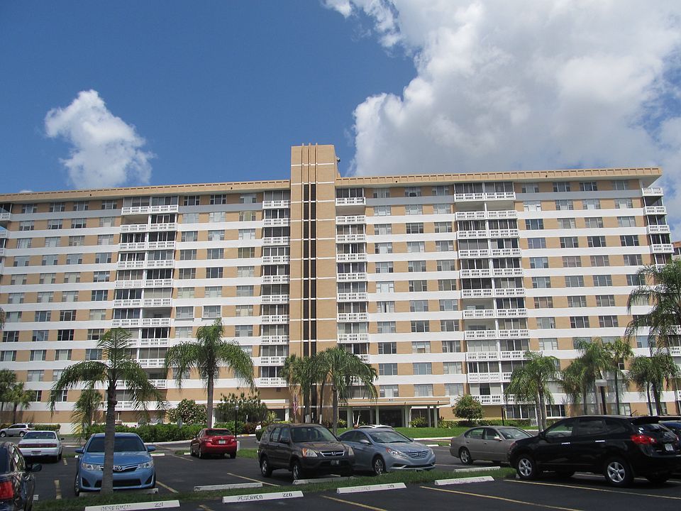 1st image of 4001 Hillcrest Dr APT 212
