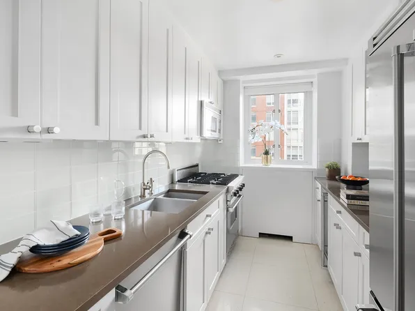 200 East 66th Street A1105 image 3 of 11