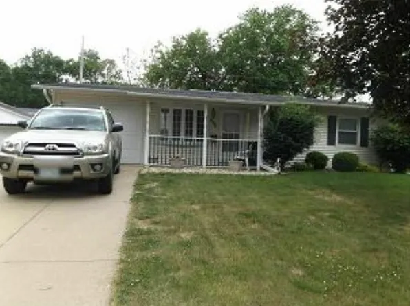 890 S 8th St, Marion, IA 52302