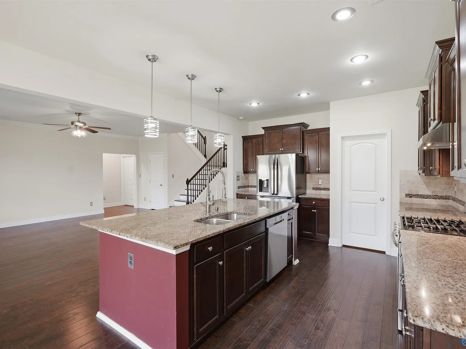 5 bed, 3.5 bath, 3476 sqft, $3,000 — Photo 2