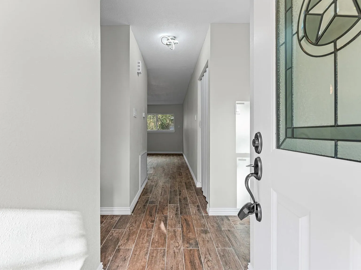 3 bed, 2.0 bath, 1208 sqft, $1,900 — Photo 4