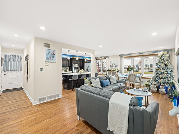 4th image of 10801 Belmont Ave