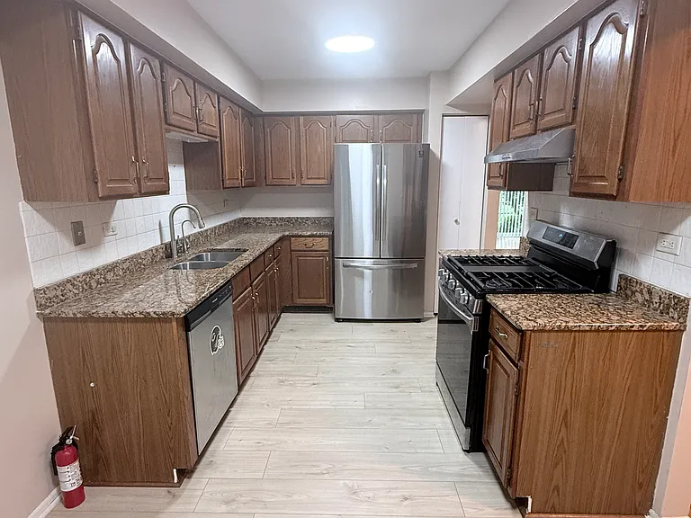 1905 Quaker Hollow Ln — Photo 4