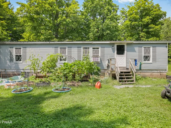 206 Old Schoolhouse Rd, Greentown, PA 18426