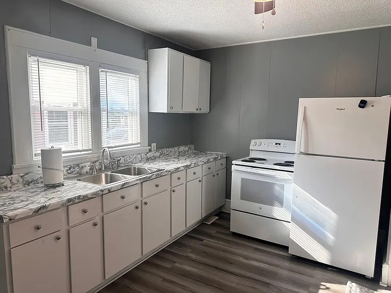 1003 E 6th St — Photo 15