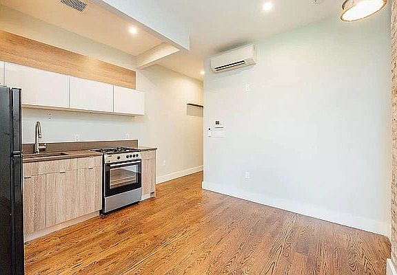 4th image of 903 Saint Johns Pl #3F