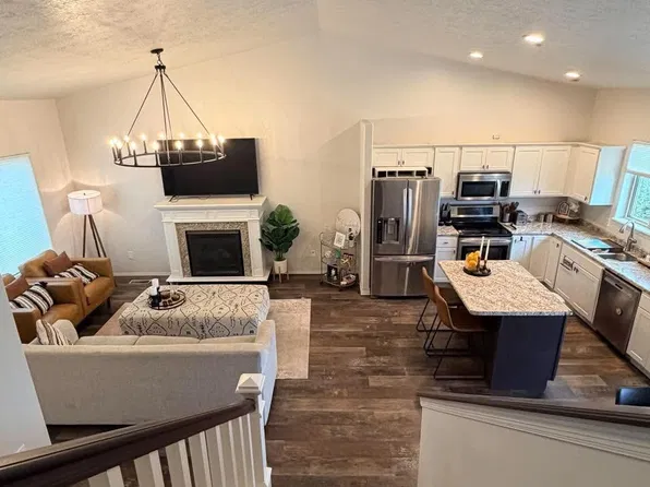 1107 Hemlock Cir, Harrisburg, SD 57032