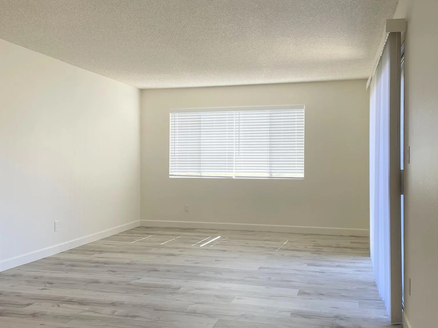 2 bed, 1000 sqft, $2,395 — Photo 2