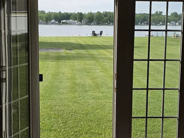 734 Lakeview Dr, Lake Odessa, MI 48849