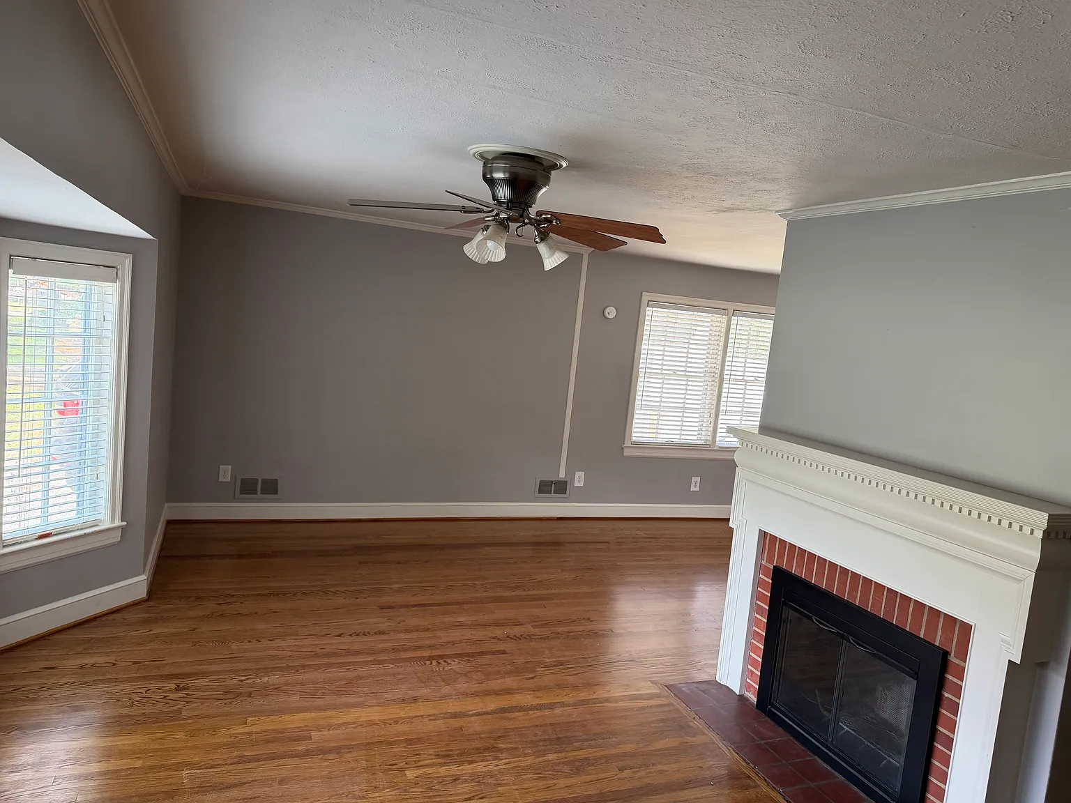 3 bed, 1.5 bath, 1284 sqft, $2,100 — Photo 2