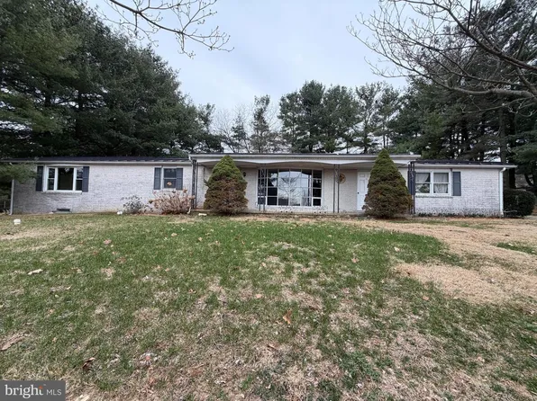 2501 Sunset Cir, Glenville, PA 17329