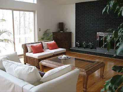 Light Filled Spacious Contemporary Close to Village and Beaches — Photo 3
