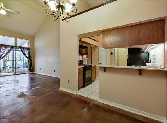 Great flow/floor plan, living, dining, kitchen flow