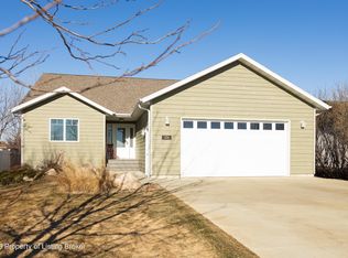 370 Palm Beach Rd, Dickinson, ND 58601