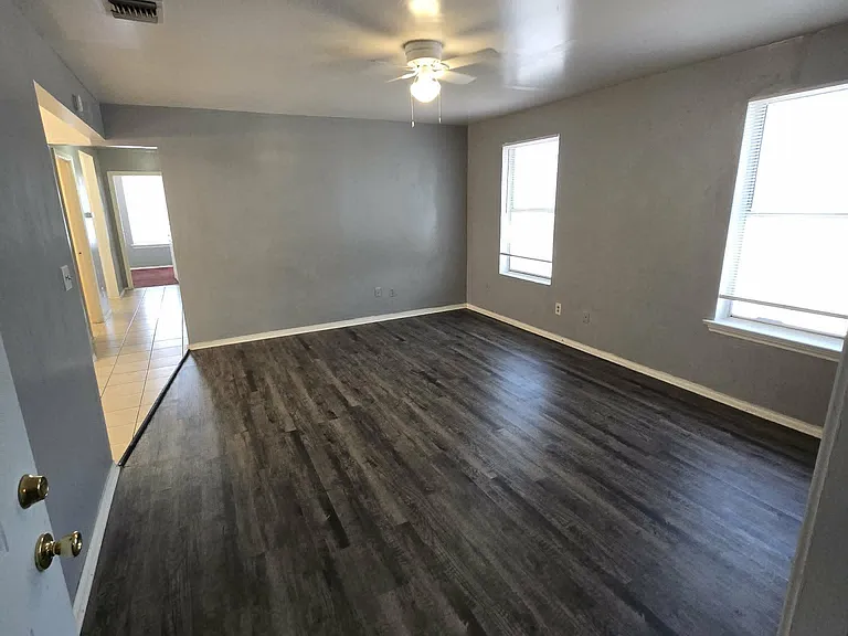 311 Calgary Ave #C — Photo 1