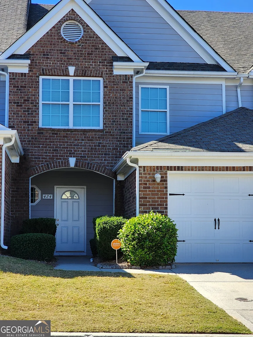 424 Village Way photo 1