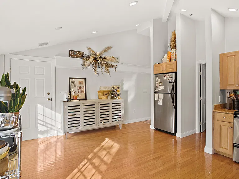 266 Essex St #6 — Photo 4
