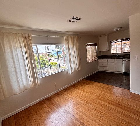 5th image of 1828 Montrose St APT 4
