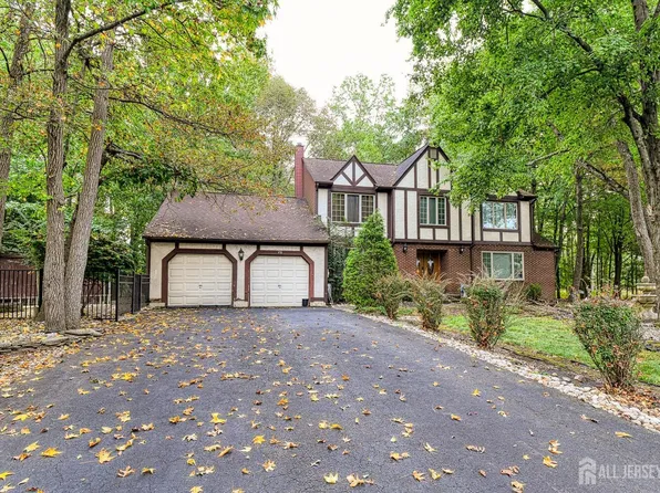 26 Thatchwood Ct, North Brunswick, NJ 08902