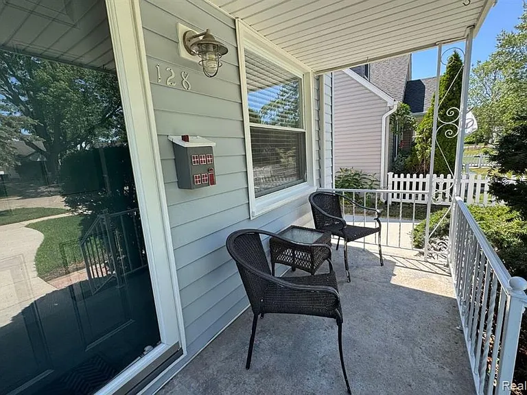 128 Girard Ave — Photo 4