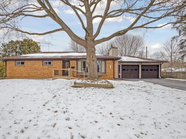 310 Taylor Ln, Chelsea, MI 48118