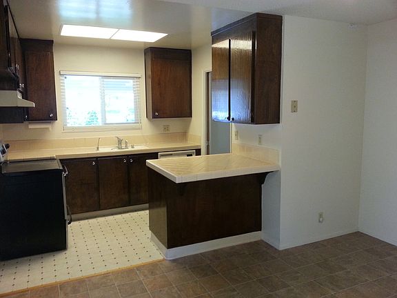 4th image of 3041 Millbrook Dr