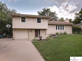 8225 Wildewood Dr, Ralston, NE 68127