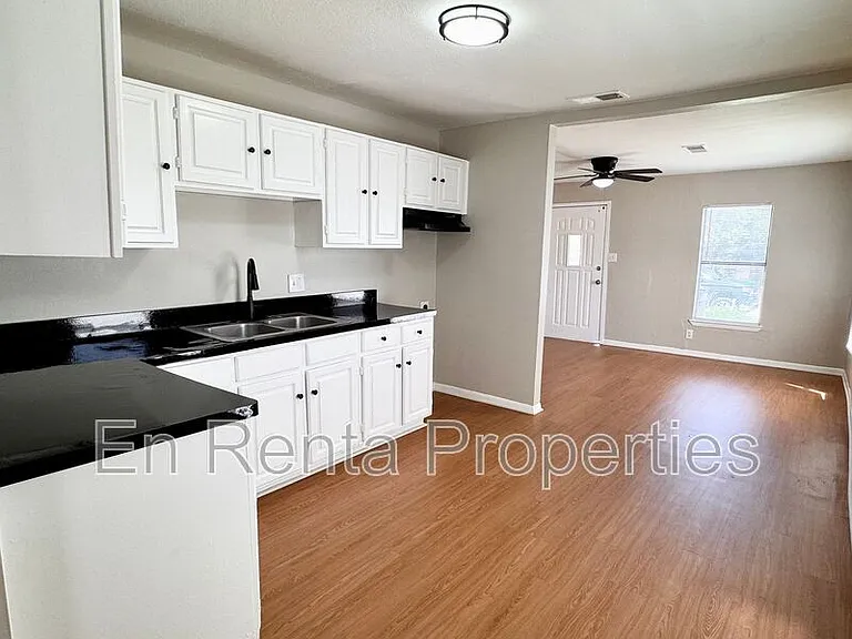 525 W Hammond St — Photo 9