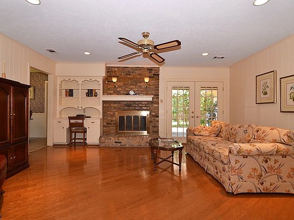 4th image of 1619 University Dr