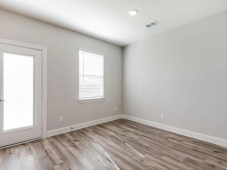 1009 Calhoun Dr — Photo 9