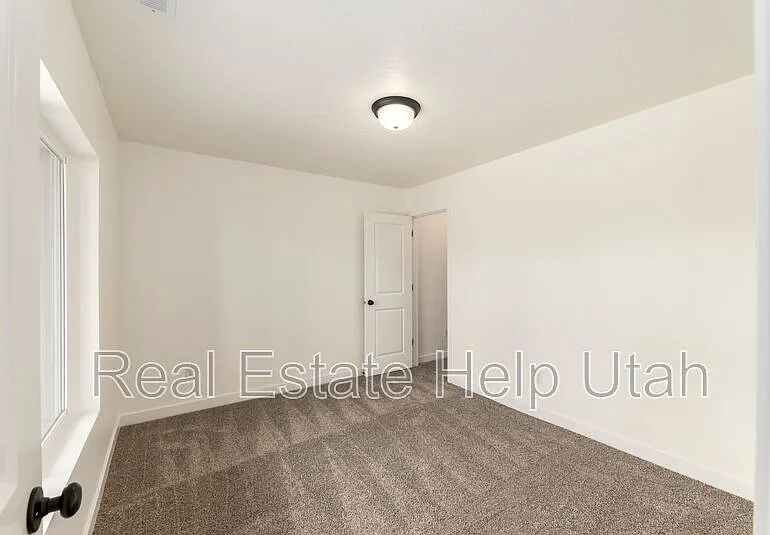 4 bed, 3.5 bath, 1872 sqft, $500 — Photo 4