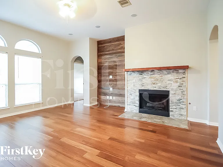 1118 Chase Park Dr — Photo 2