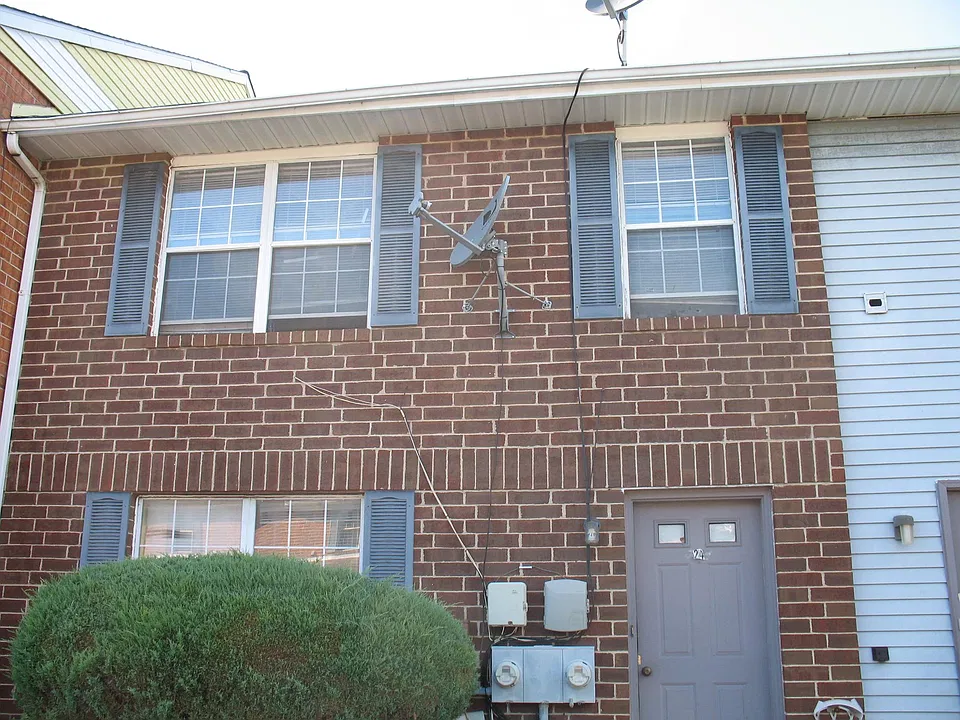 24 Deen St