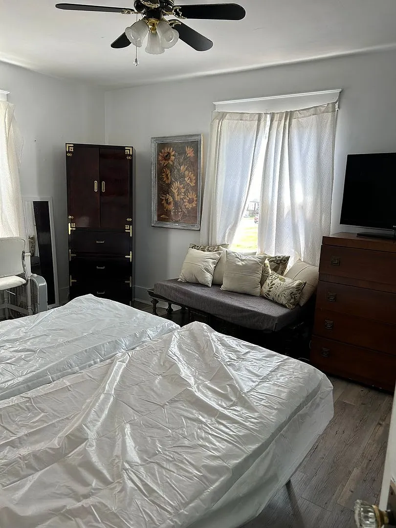2 Bedroom Single Family Home in Toronto — Photo 4