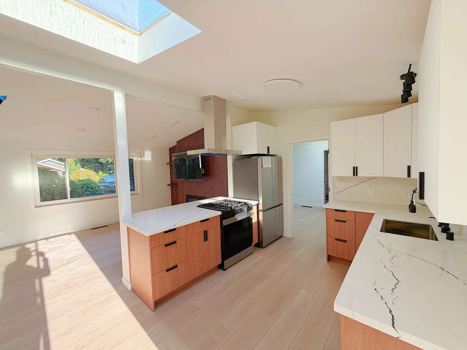 3 bed, 1250 sqft, $3,940 — Photo 3