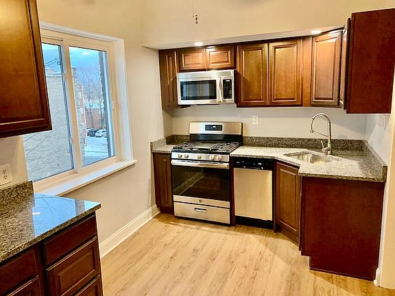 4th image of 3-8916 Skokie Blvd #3
