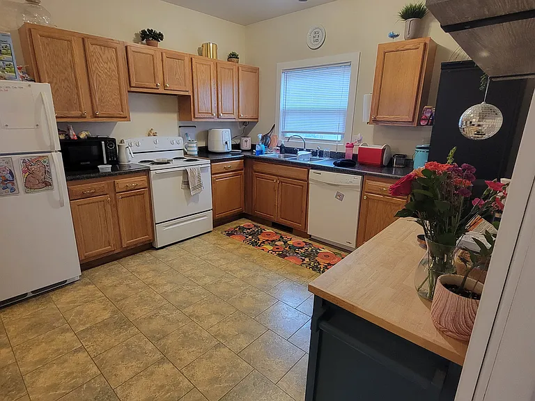 519 Vandenbroek St #1 — Photo 6