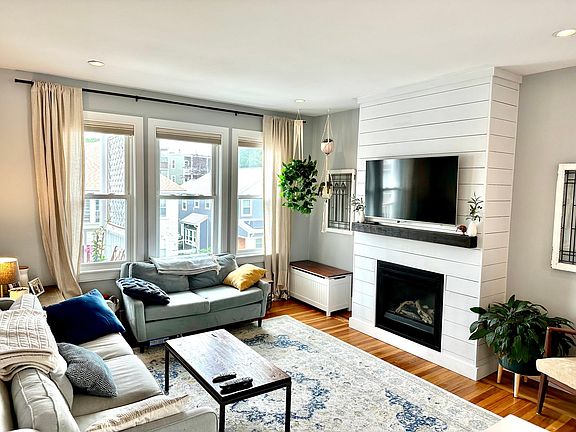 Living room w/ gas fireplace