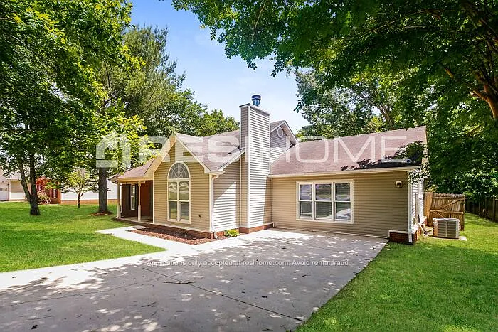 3 bed, 2.0 bath, 1425 sqft, $1,595 — Photo 1